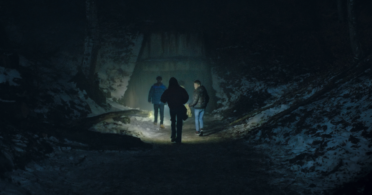 i quattro amici stanno per entrare con le torce in una grotta. cazzatona! - nerdface