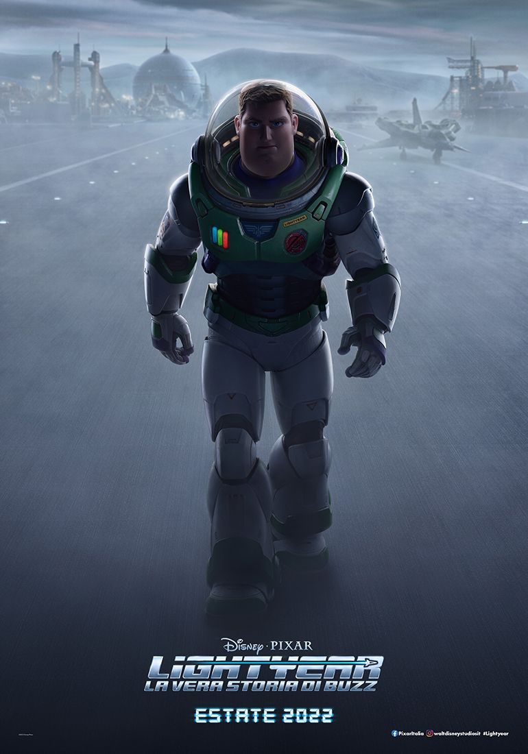 buzz lightyear cammiva verso di noi nel poster ufficiale di lightyear - nerdface