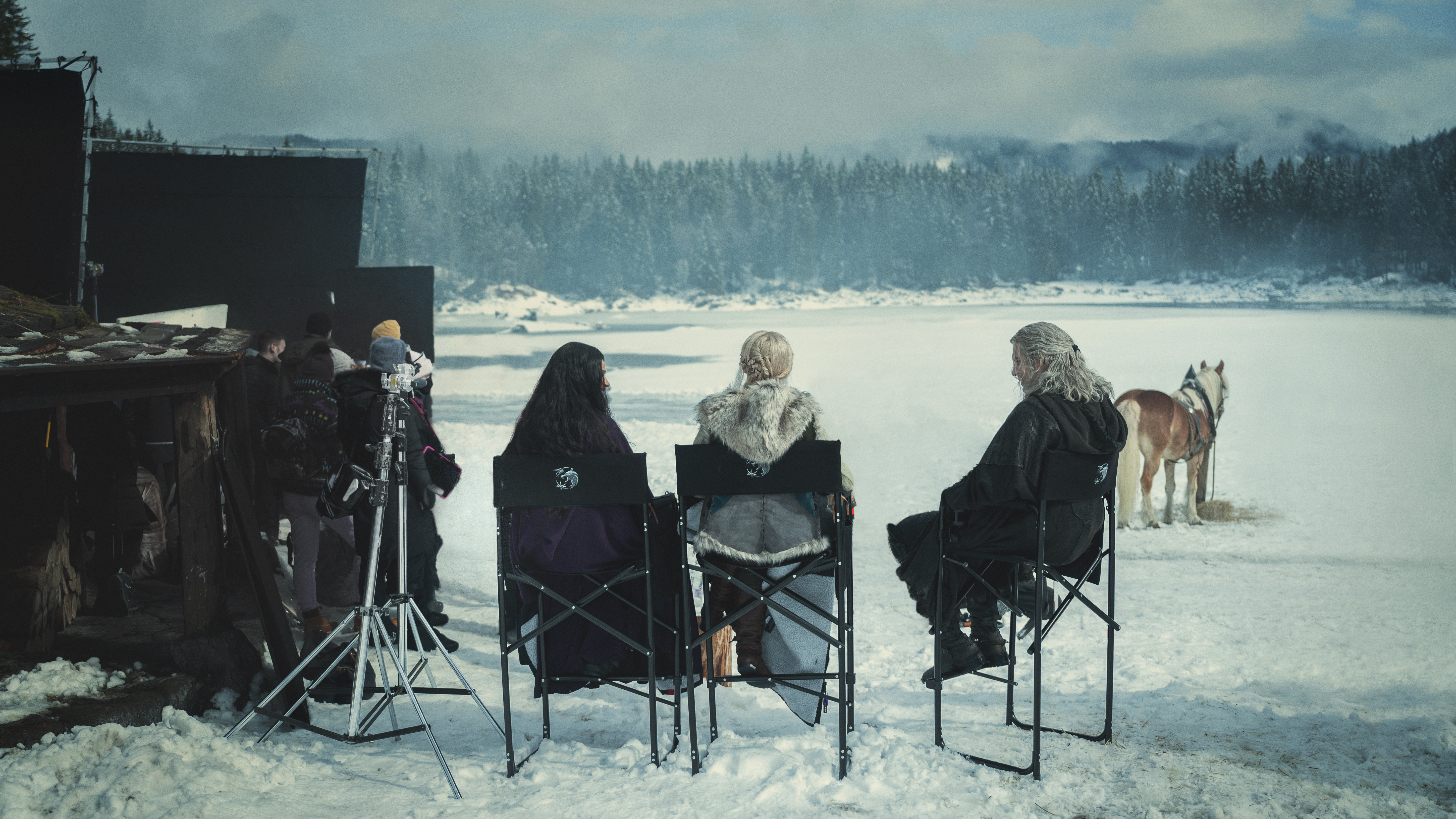 Henry Cavill (Geralt di Rivia), Anya Chalotra (Yennefer di Vengerberg) e Freya Allan (la principessa Cirilla di Cintra) osservano il set della terza stagione di the witcher - nerdface