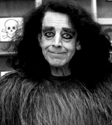 peter mayhew fa una faccia buffa nel costume di chewie ma non indossa la maschera - nerdface