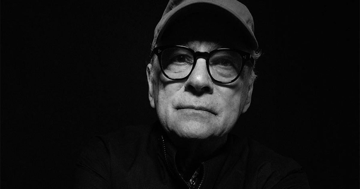 barry levinson indossa un cappellino da baseball - nerdface