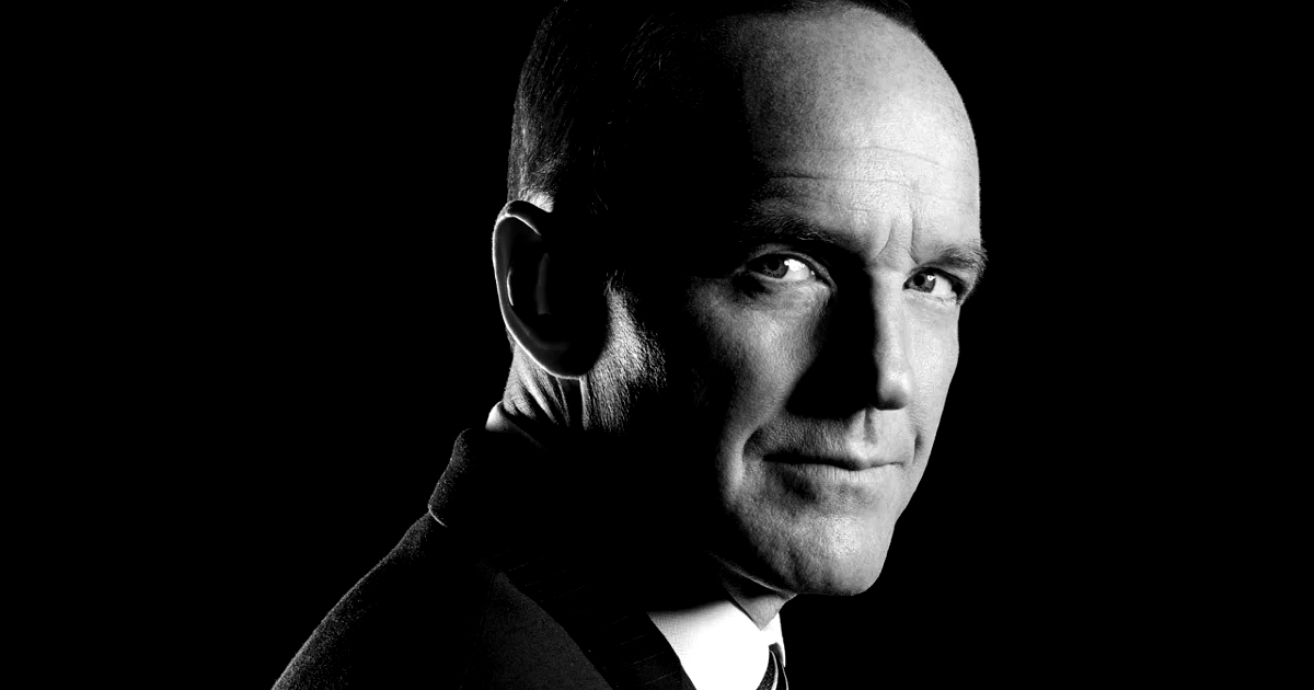 un ritratto in bianco e nero di clark gregg - nerdface