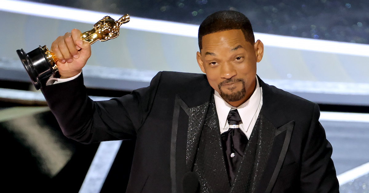 will smith mostra la statuetta degli oscar dopo aver vinto il premio - nerdface