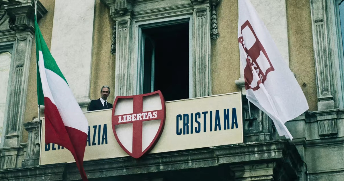 aldo moro si affaccia ad un balcone nel trailer di esterno notte - nerdface