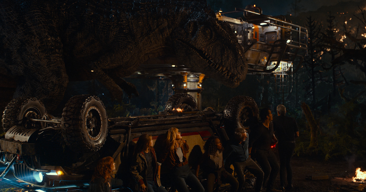 i protagonisti di jurassic world il dominio si nascondono da un t-rex - nerdface