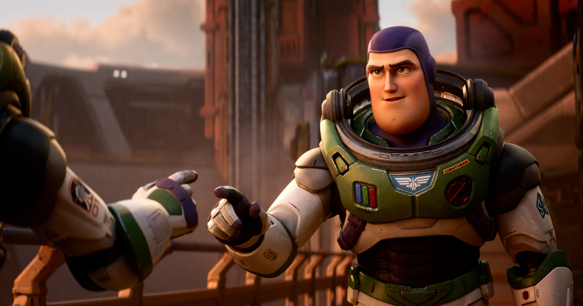 buzz lightyear punta il dito in segno d'amicizia nel trailer di lightyear - nerdface