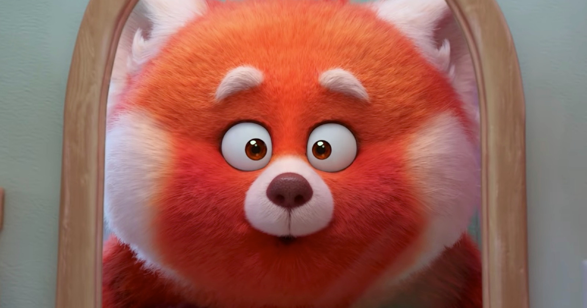 la protagonista di red si guarda allo specchio nella sua versione panda - nerdface