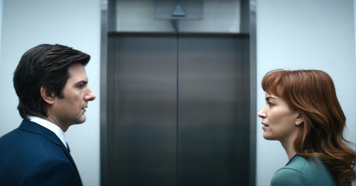 due personaggi di scissione si guardano intensamente davanti l'ascensore - nerdface