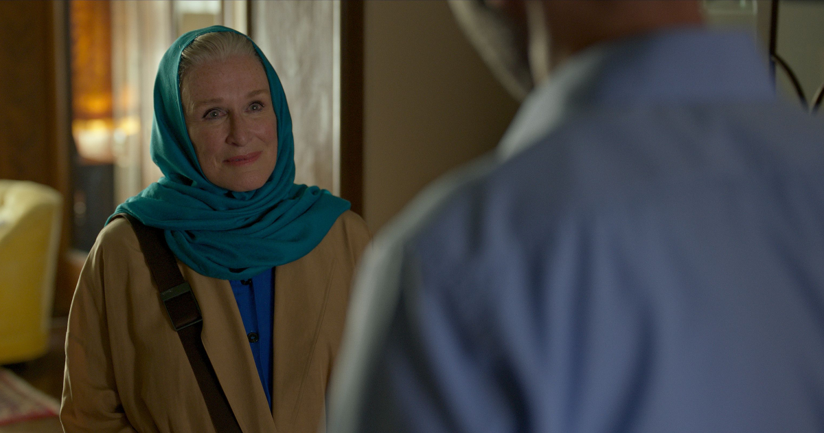 glenn close in un'immagine della seconda stagione di teheran - nerdface