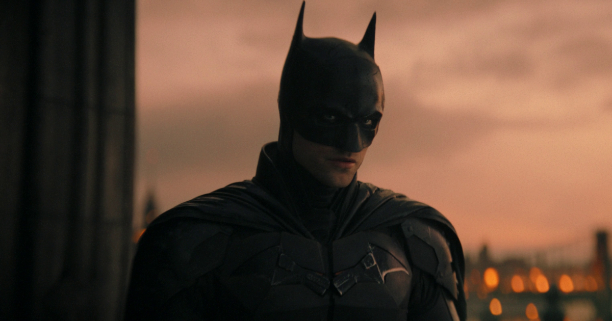 in the batman il cavaliere oscuro interpretato da robert pattinson osserva gotham - nerdface