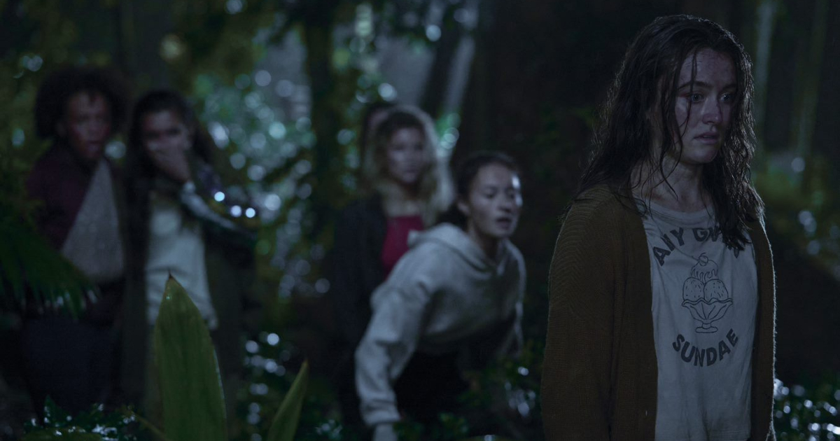 alcuni personaggi appaiono scioccati nella giungla nella seconda stagione di the wilds - nerdface