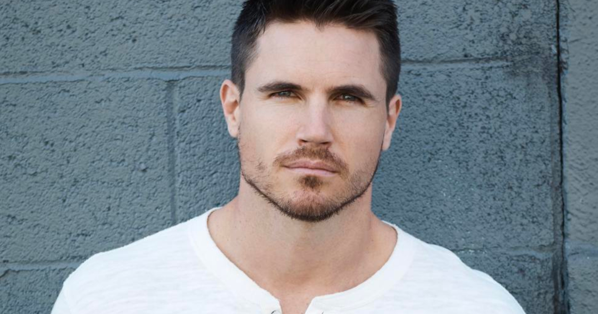 Robbie Amell in un'immagine promozionale di the witcher - nerdface