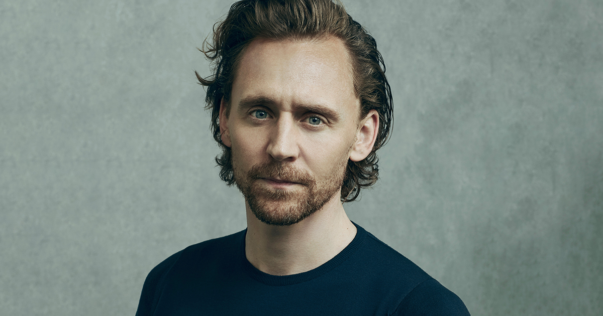 tom hiddleston in un'immagine promozionale diffusa da Apple TV+ - nerdface