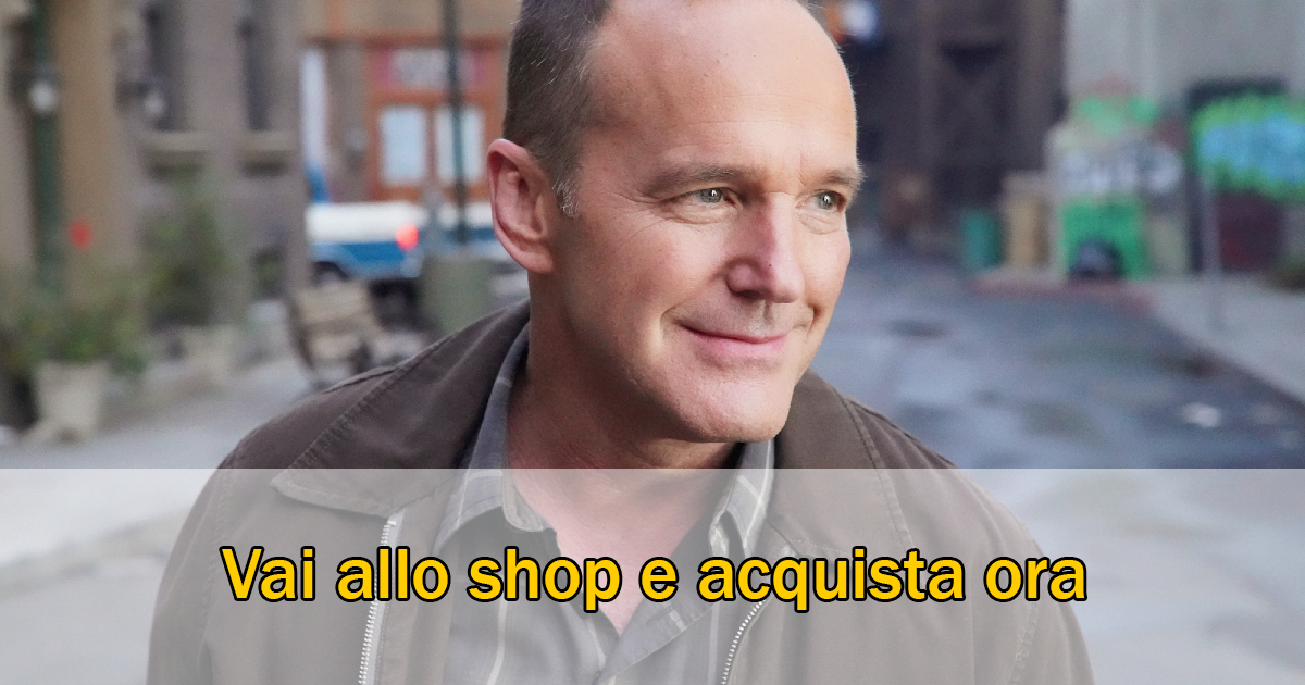 clark gregg sorride in mezzo a una strada - nerdface