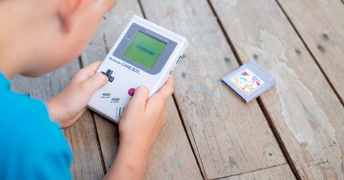 un bambino gioca al game boy - nerdface