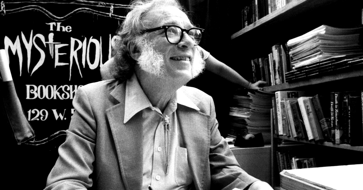 isaac asimov sorride seduto a una scrivania - nerdface