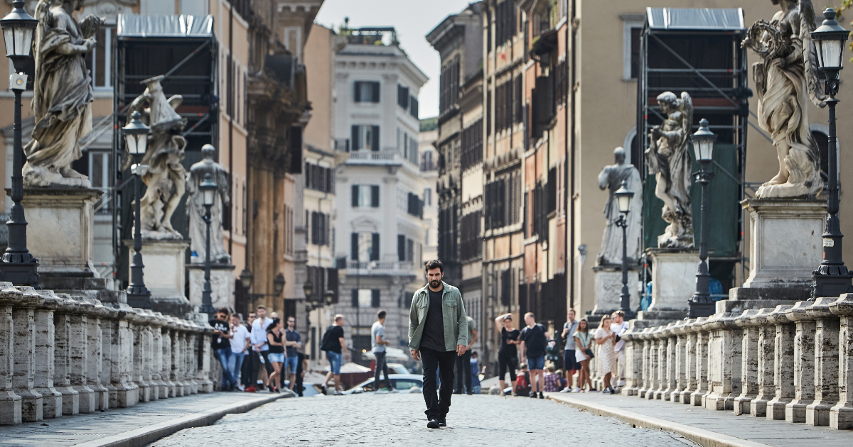 edoardo leo cammina da solo su u n ponte di roma - nerdface