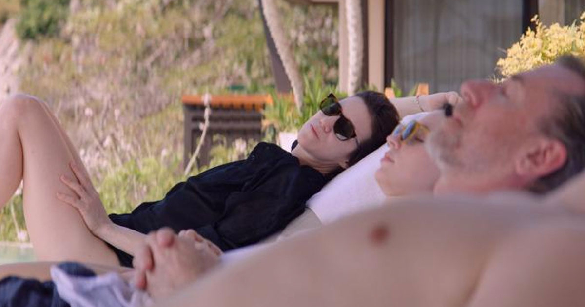 la gainsbourg guarda tim roth steso a prendere il sole in sundown - nerdface