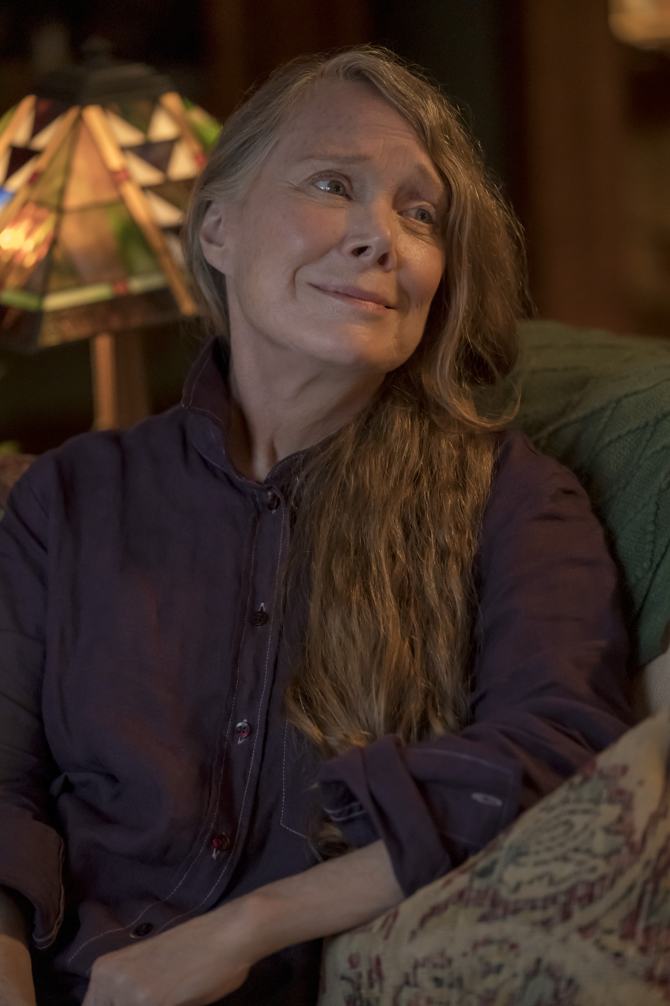 sissy spacek è seduta su una poltrona e sorride in modo dolce a qualcuno - nerdface