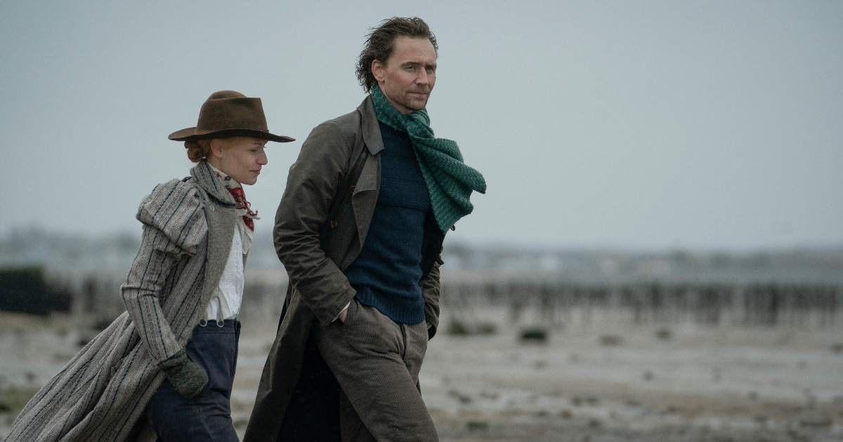 tom hiddleston e claire danes camminano in una landa brulla - nerdface