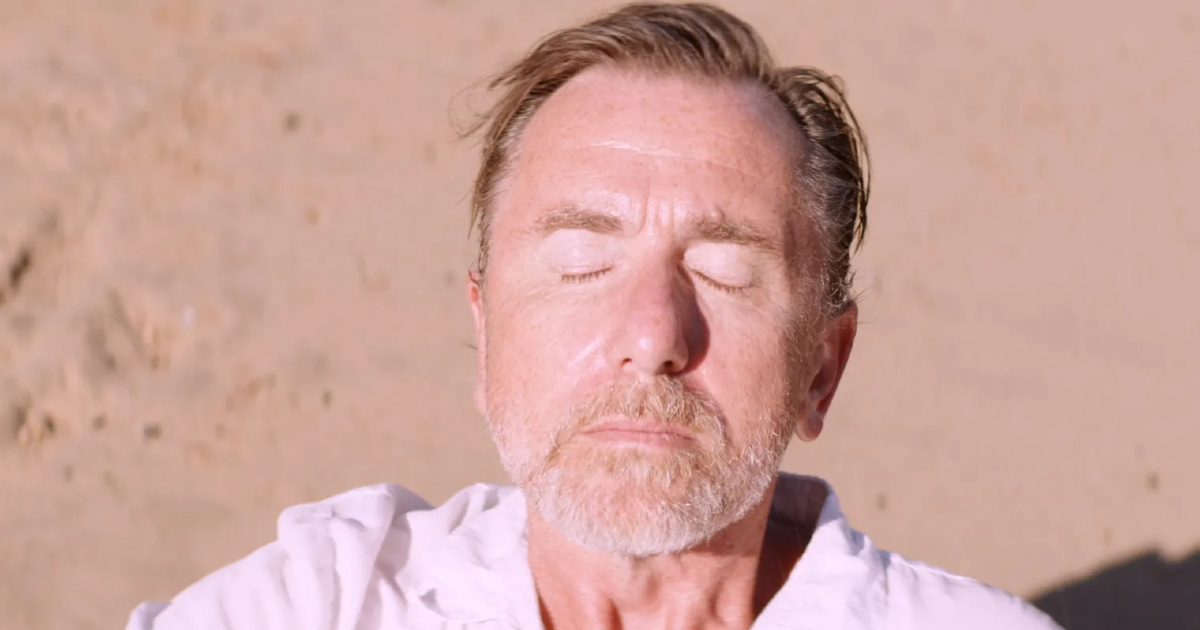 tim roth tiene gli occhi chiusi mentre solleva la testa verso il sole - nerdface