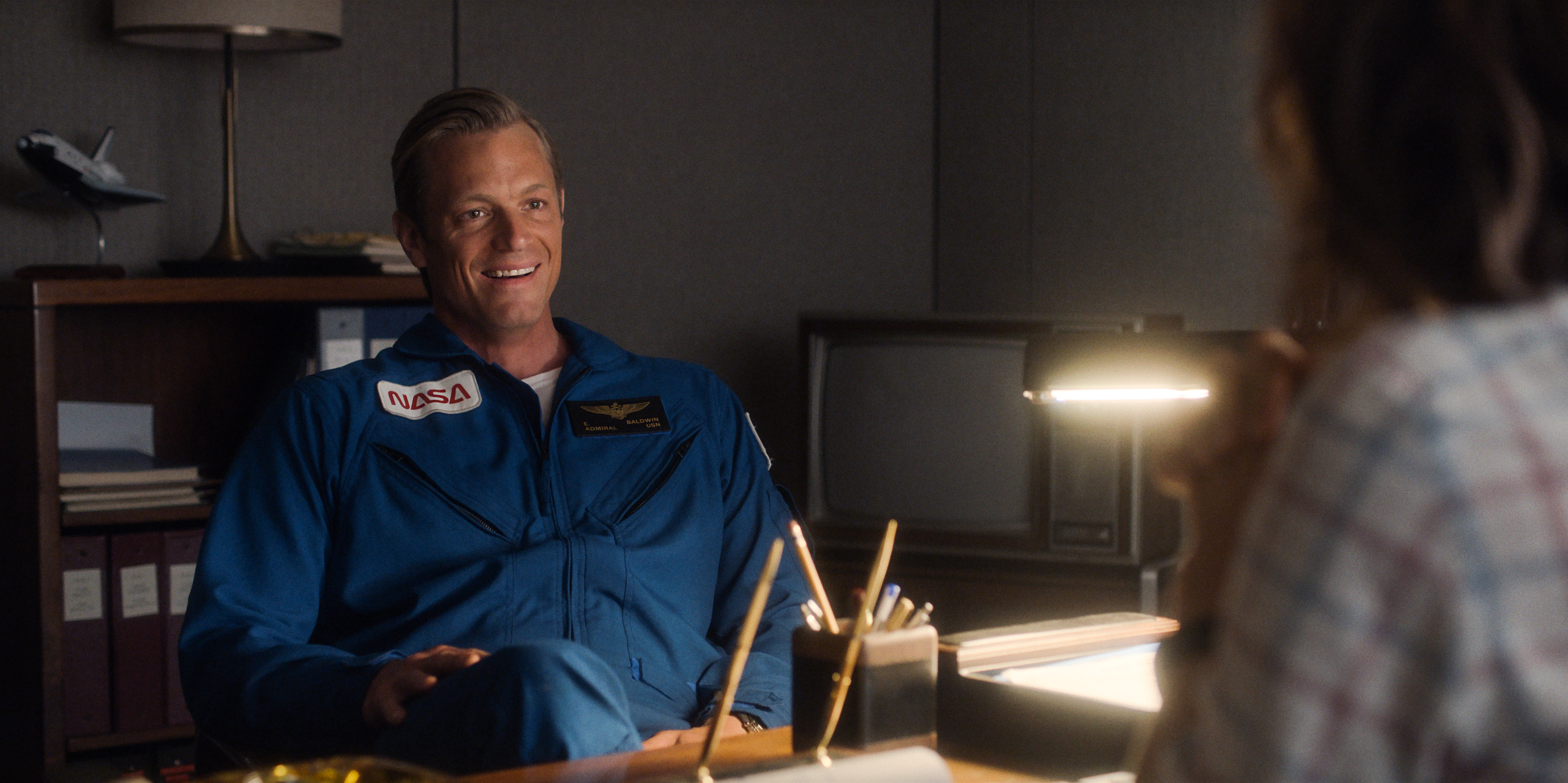 Joel Kinnaman in una scena della terza stagione di for all mankind - nerdface