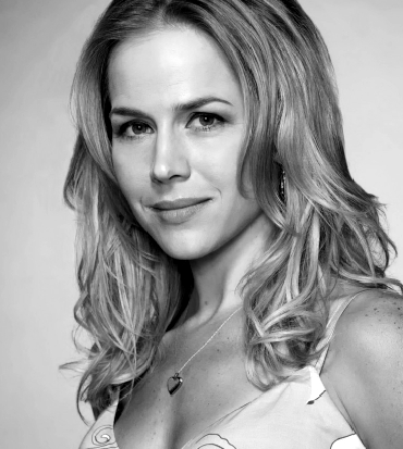 julie benz sorride in canottiera - nerdface