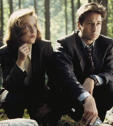 mulder e scully sono i prtoagonisti di x-files e sono in posa dentro un bosco - nerdface