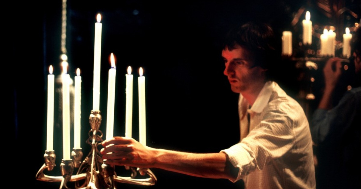 dario argento accende le candele di un candelabro - nerdface