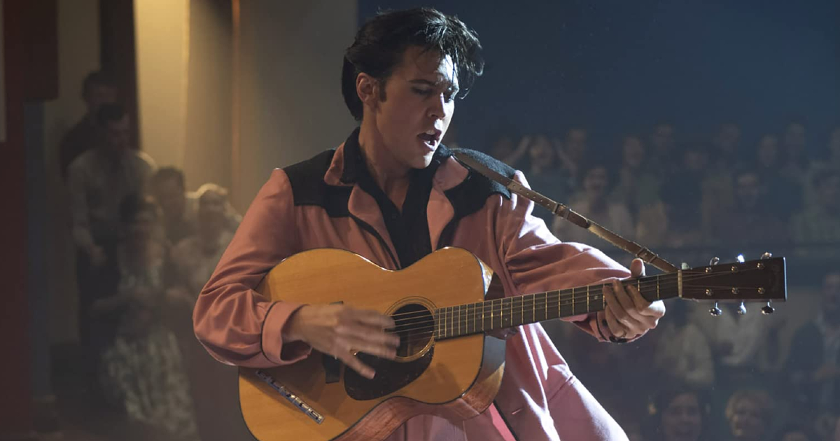 elvis suona la chitarra in un'immagine del film - nerdface