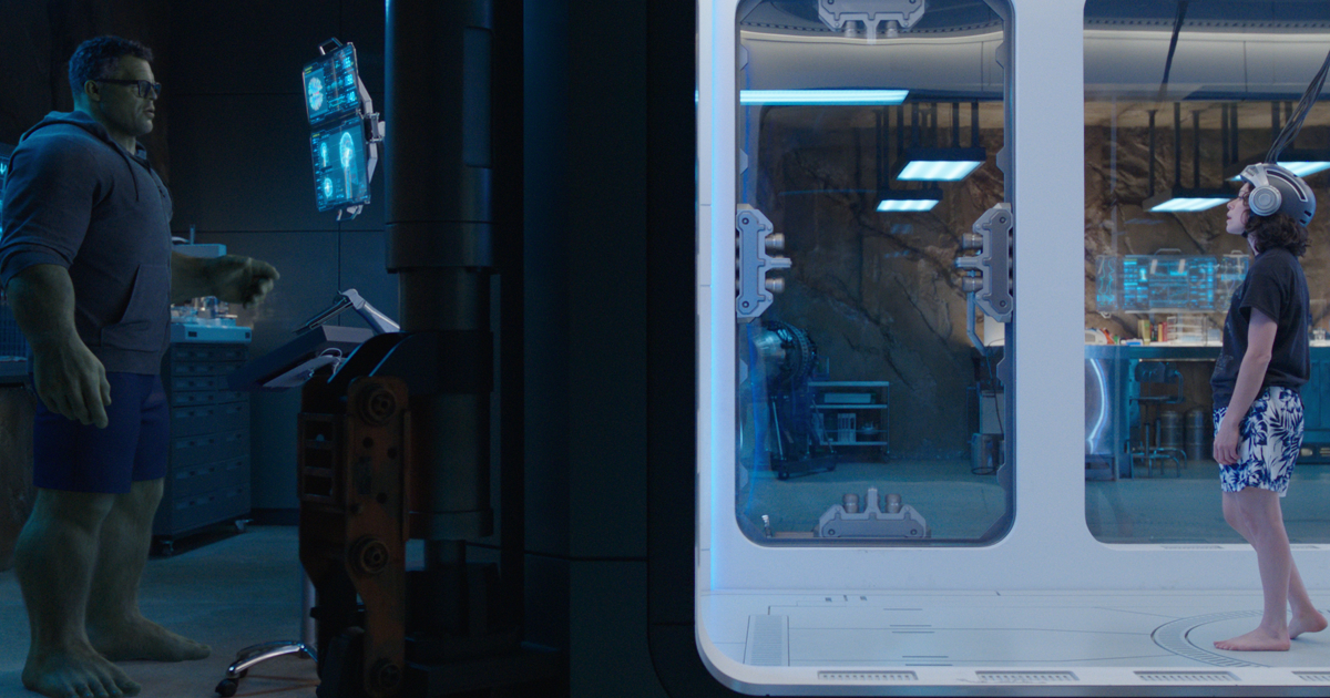 smart hulk osserva she hulk dentro una camera di sicurezza - nerdface