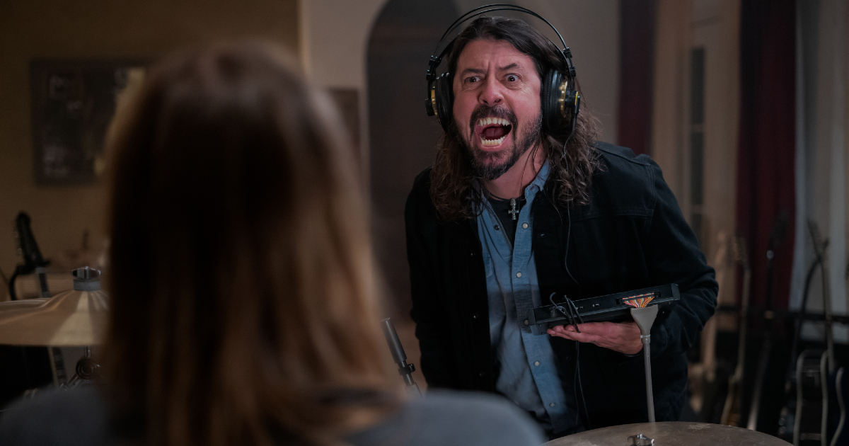 dave grohl intimidisce un membro della sua band in un'immagine di studio 666 - nerdface