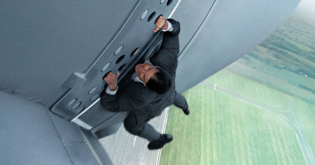 tom cruise è aggrappato ad un aereo in volo in Mission: Impossible ghost protocol - nerdface