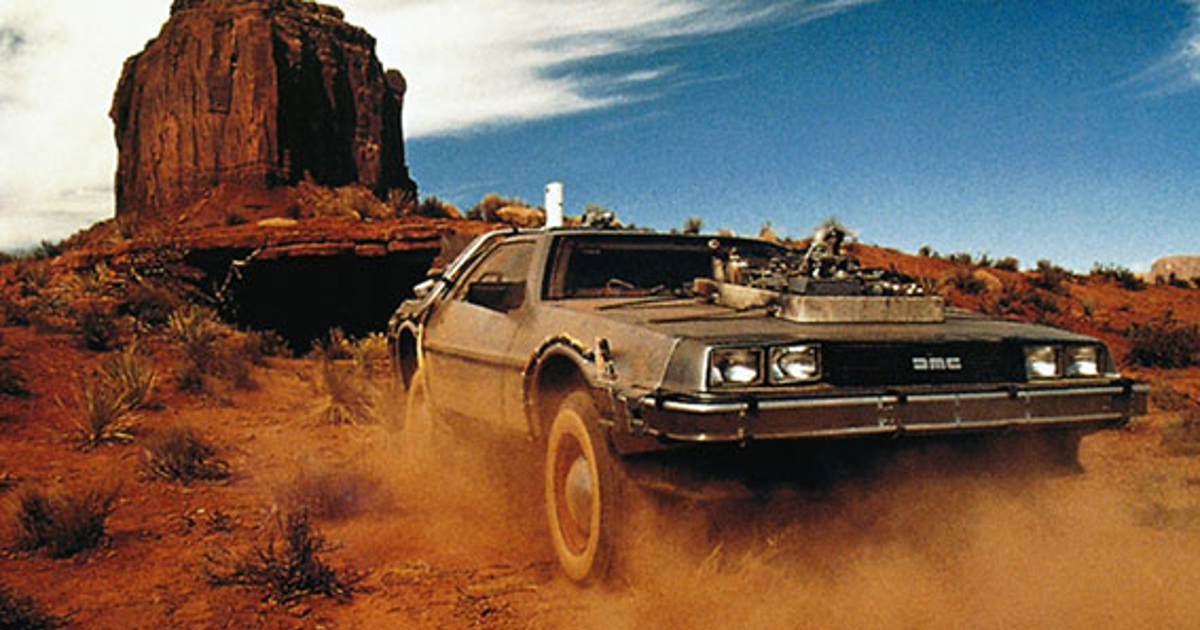 la delorean sfreccia nel rosso deserto del west - nerdface