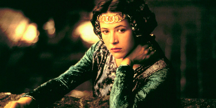 sophie marceau sembra assorta nei suoi pensieri di regina in braveheart - nerdface