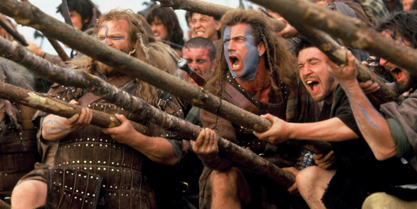 un muro di pali acuminati viene tenuto da william wallace e dai suoi compatrioti scozzesi in braveheart - nerdface