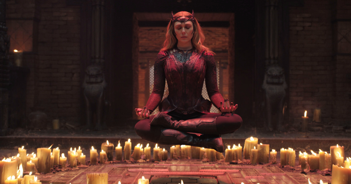 scarlet witch levita sopra un cerchio di candele - nerdface