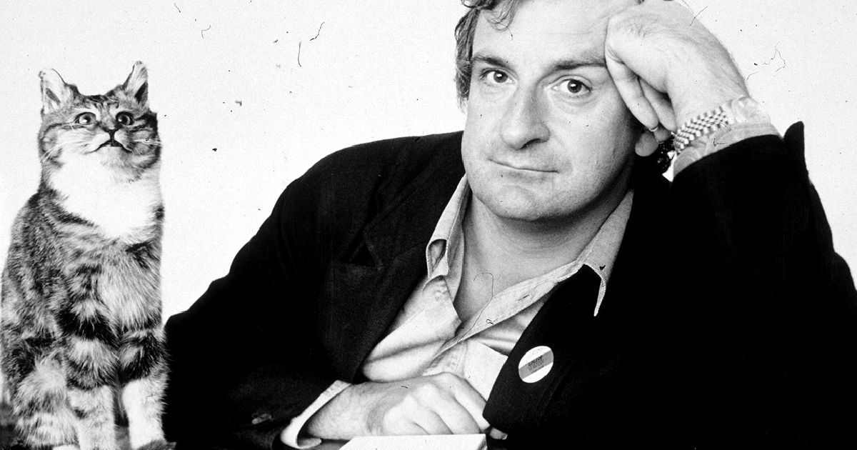 douglas adams in posa accanto al suo gatto - nerdface