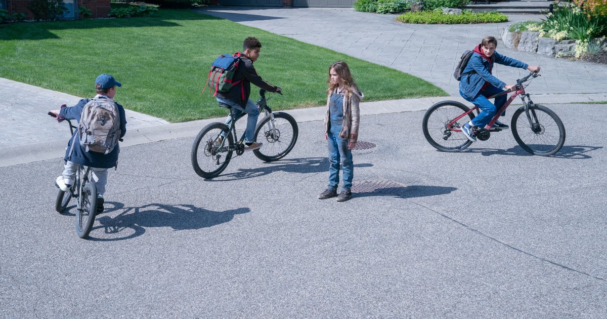 la bambina è in strada circondata da tre bulli in bici - nerdface