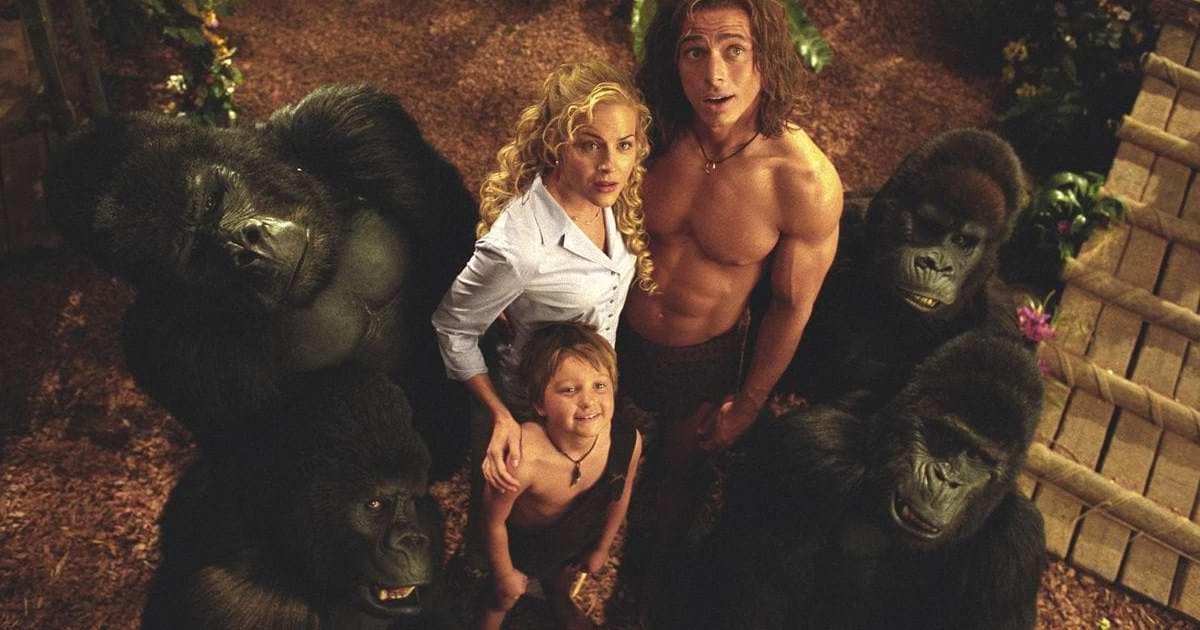 julie benz è accanto a george e guarda in alto insieme a quattro gorilla della giungla - nerdface