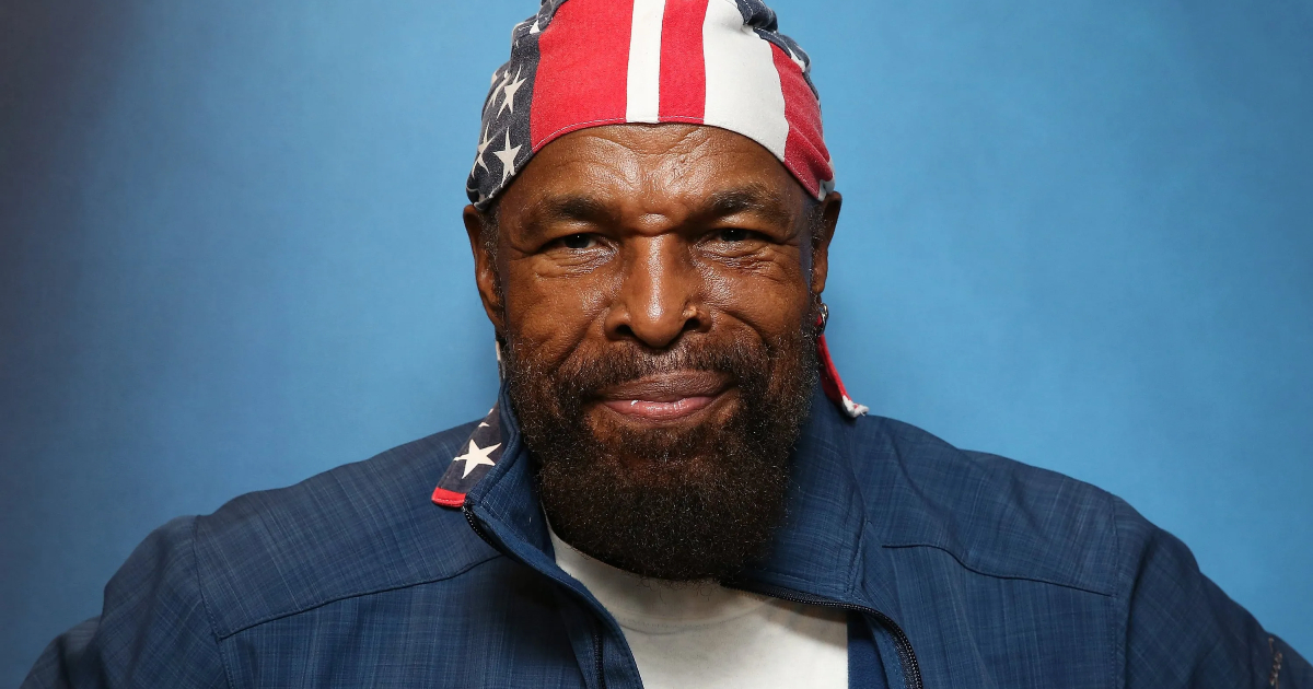 un mr. t anziano e con la bandana americana in testa sorride - nerdface