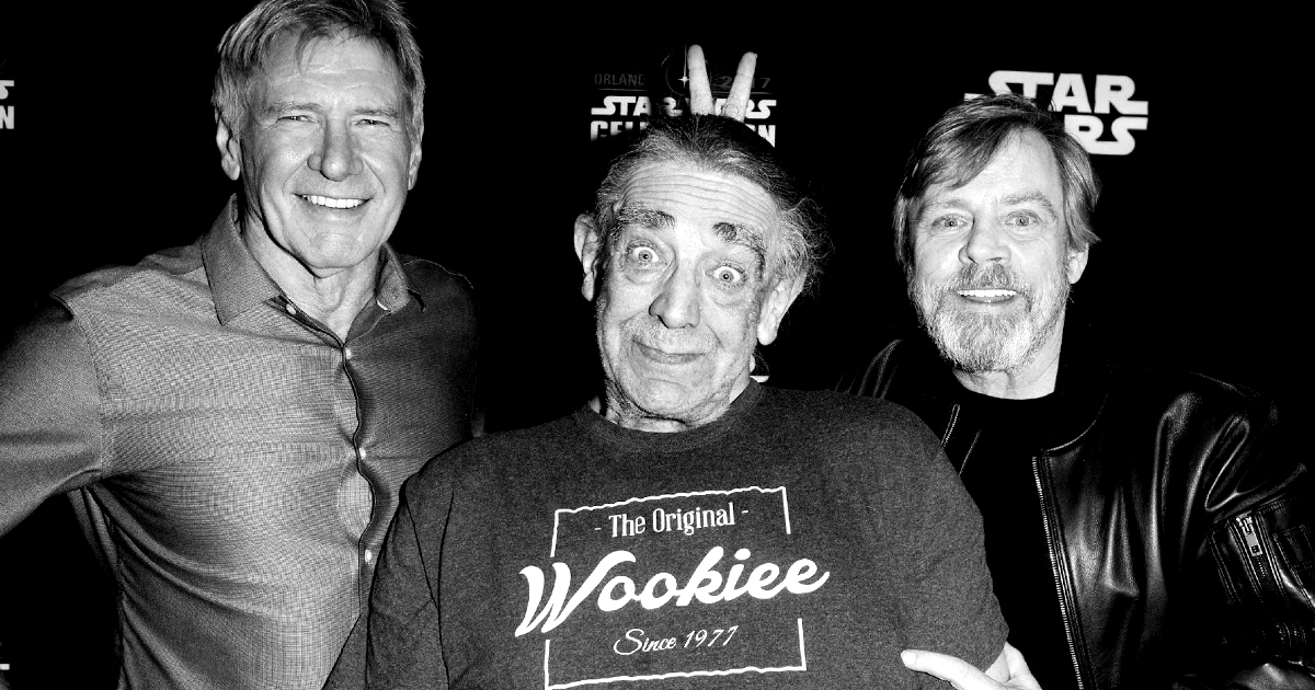 peter mayhew sorride in posa con harrison ford e mark hamill - nerdface