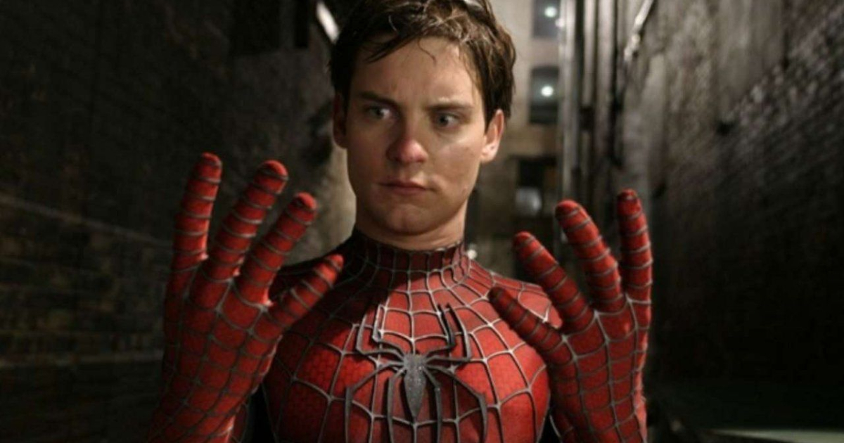 tobey maguire in tuta da spider-man osserva stupito le sue mani, ora in grado di appiccicarsi a ogni superficie - nerdface