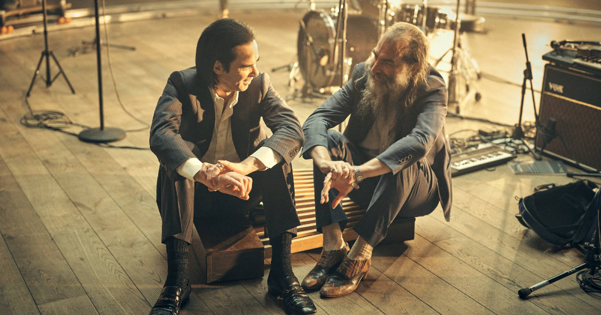 this much i know to be true mostra nick cave e warren ellis parlare e sorridere seduti in una sala prove - nerdface