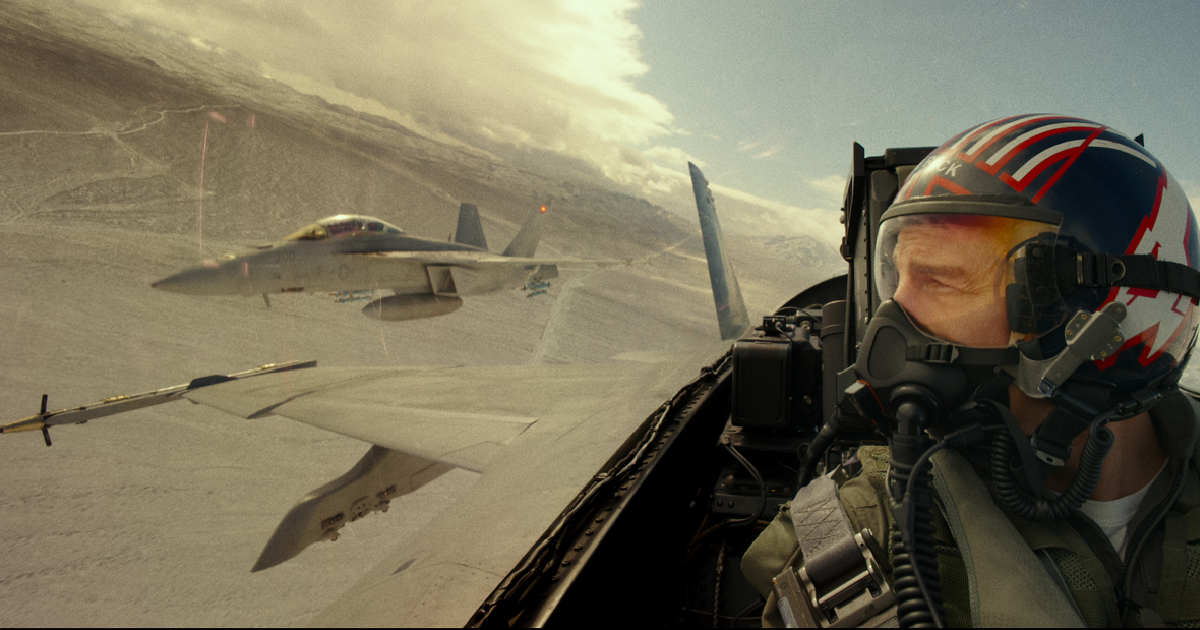 tom cruise pilota un f18 e osserva il secondo aereo accanto a lui in top gun maverick - nerdface