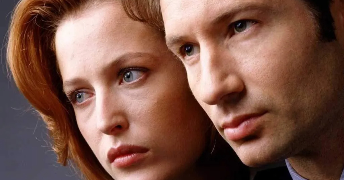 mulder e scully guarda avanti a loro in x-files - nerdface