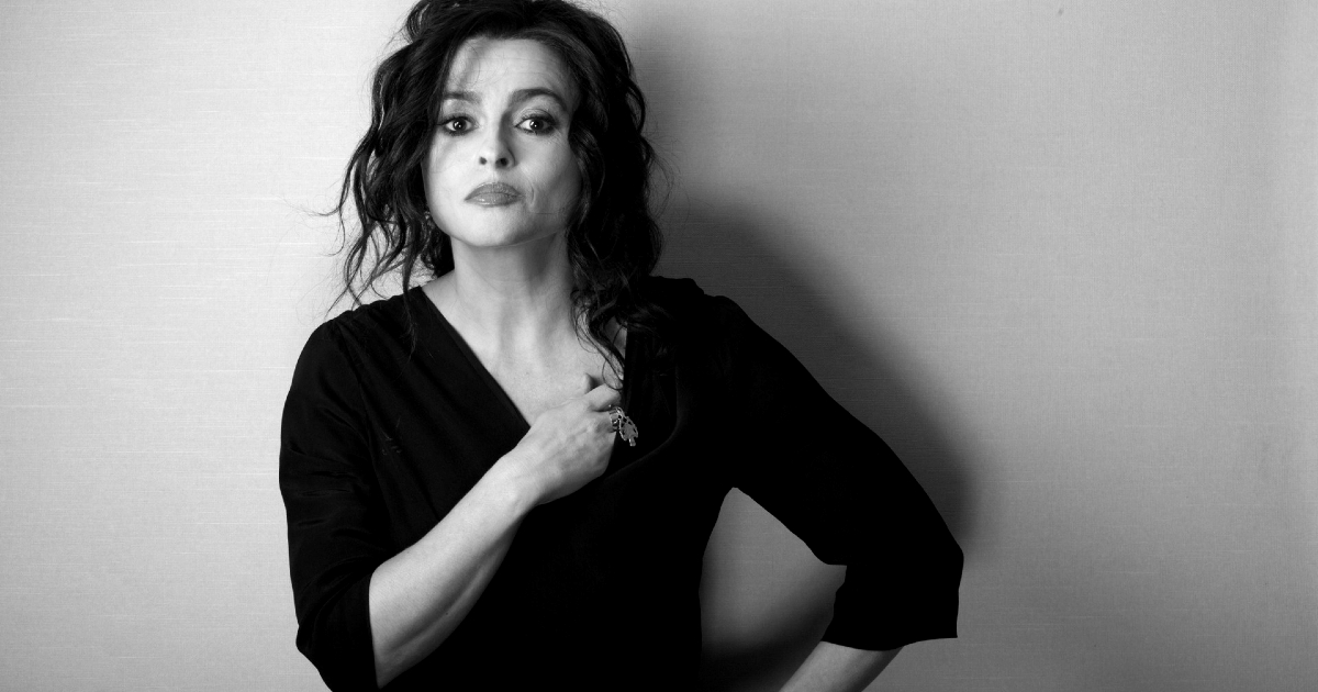 helena bonham carter in posa si tiene la collo della maglia - nerdface