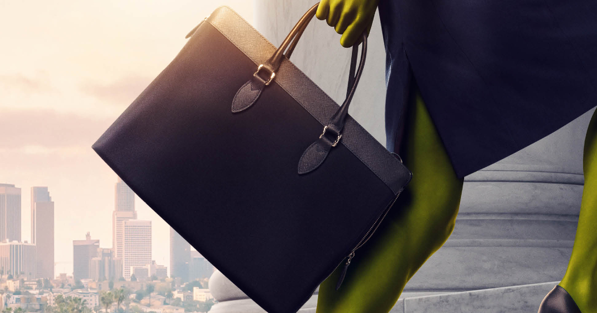 la borsa tenuta da she hulk mentre sale le scale del tribunale - nerdface
