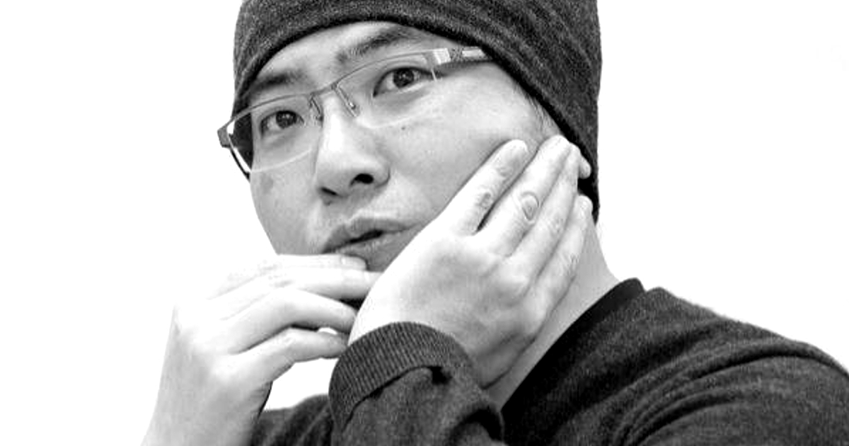 kentaro miura si tiene il viso con le mani e sta pensando - nerdface