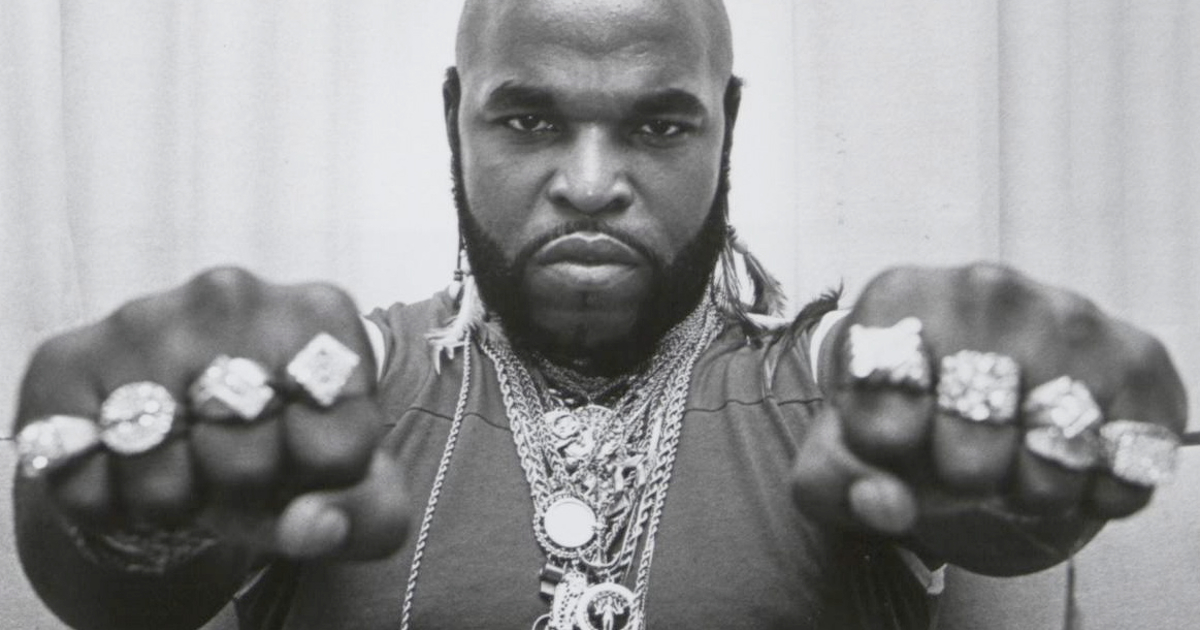 mr. t mostra i pugni pieni di anelli - nerdface